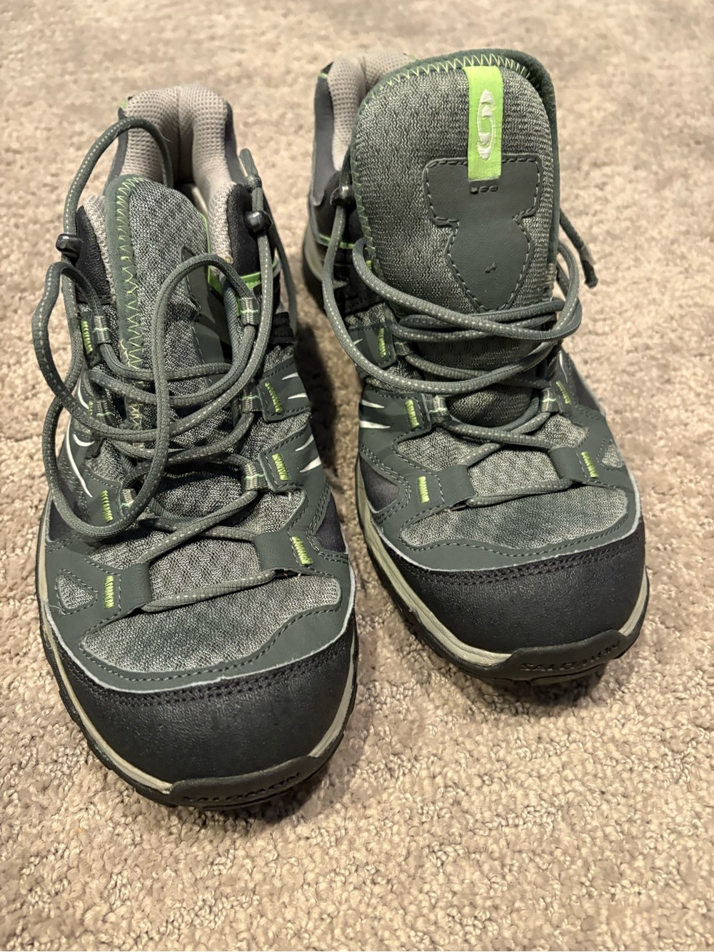 Women’s SALOMON hiking shoe in grey and green